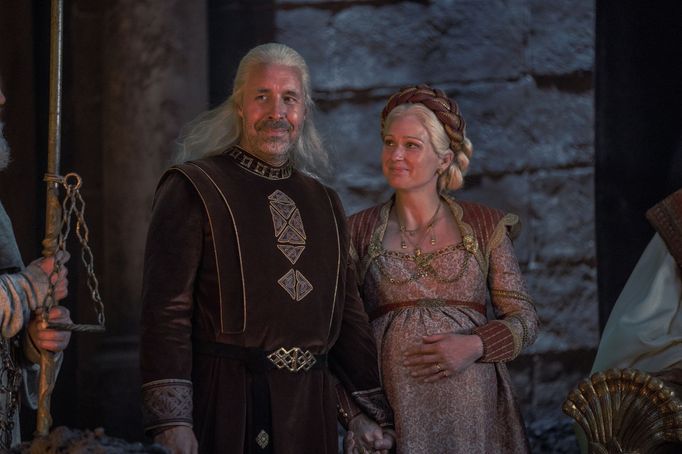 Paddy Considine jako Viserys a Sian Brookeová coby Aemma.