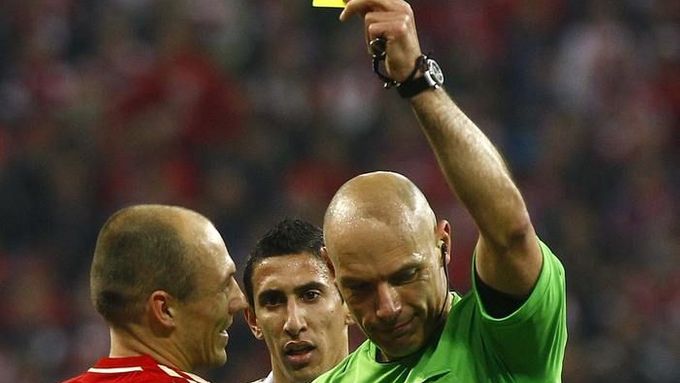 Howard Webb ukazuje žlutou kartu Arjenu Robbenovi z Bayernu Mnichov.