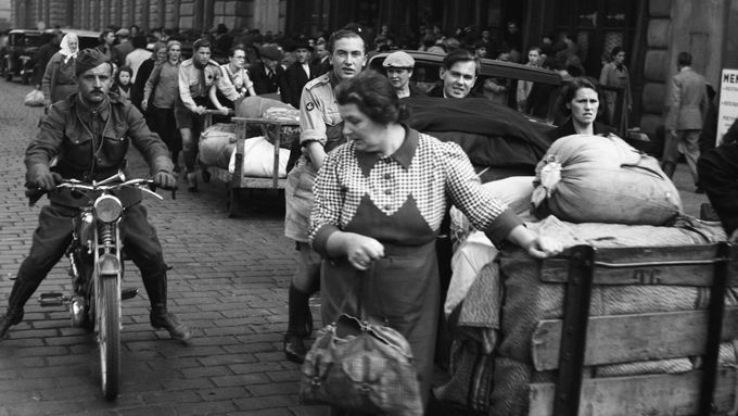 Foto: Fanatické Němky, masakry a uprchlické tábory. Tak vyháněli Čechy z pohraničí