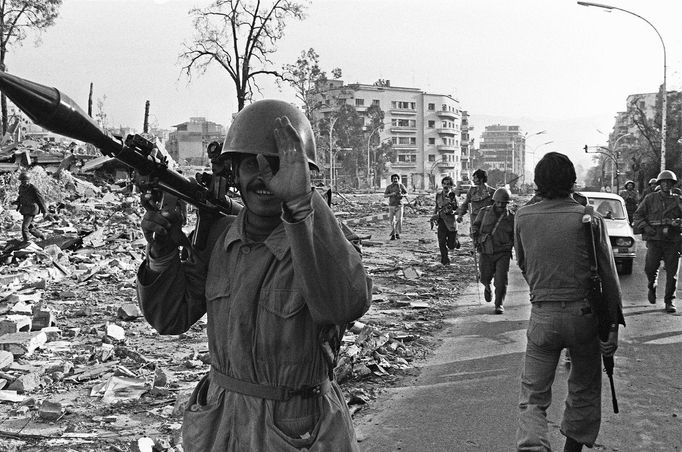 Fotografie, která byla pořízena během občanské války v Libanonu. Bejrút, rok 1976.