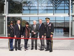 Fred Malek se svojí manželkou Marlene při otevření návštěvnického centra ve vojenské akademii West Point.