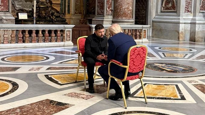 Americký prezident Donald Trump se v bazilice sv. Petra setkal před zádušní mší za papeže Františka s ukrajinským prezidentem Volodymyrem Zelenským.
