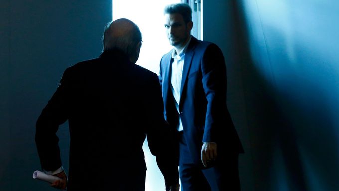 Prezident FIFA Blatter odchází poté, co oznámil svou rezignaci.