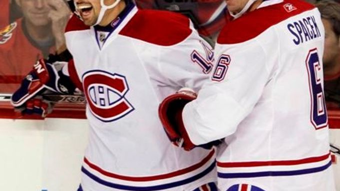Tomáš Plekanec se raduje se spoluhráčem Jaroslavem Špačkem ze svého prvního gólu v této sezoně v dresu Montrealu Canadians.