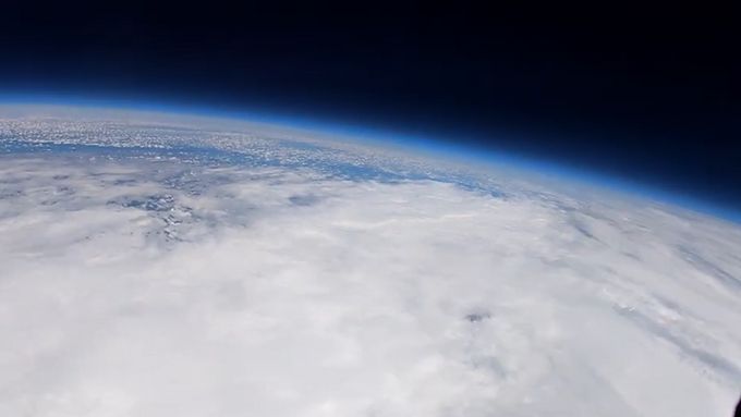 Skauti z z pražských Hlubočep úspěšně vypustili sondu do stratosféry. Zdařil se i návrat. Podívejte se na záběry přímo ze sondy.