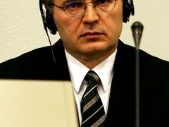 Milan Babić, který měl proti Miloševičovi svědčit, spáchal sebevraždu v haagské věznici týden před jeho smrtí