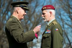 "Skvěle vedl vojáky NATO". Generál Petr Pavel dostal nejvyšší americké vojenské vyznamenání