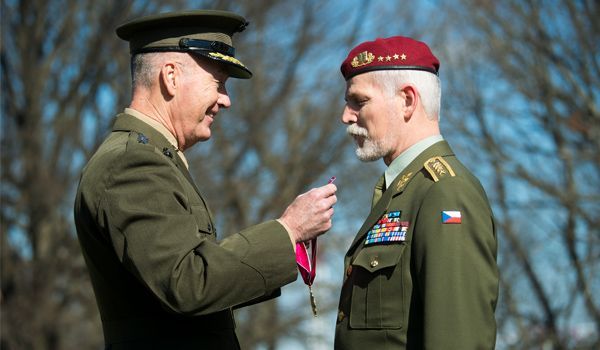 Generál Pavel dostává vysoké americké vojenské vyznamenání