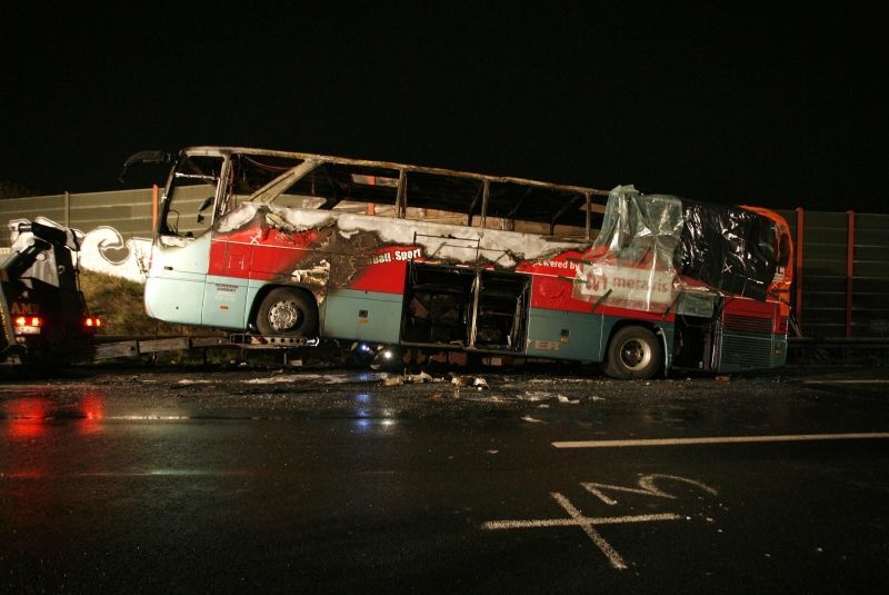 Vrak autobusu, který shořel u německého Hannoveru