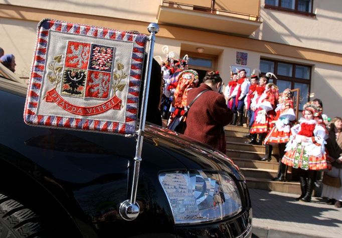 Jedenáct hodin, návštěva prezidenta se blíží ke konci. Limuzíny jsou před obecním úřadem nachystány k odjezdu.