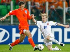 Souboj Pieterse s Bastou během finále ME jedenadvacítek mezi Nizozemím a Srbskem.
