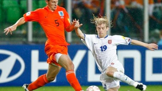 Souboj Pieterse s Bastou během finále ME jedenadvacítek mezi Nizozemím a Srbskem.