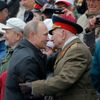 Vladimir Putin si potřásl rukou s veterány druhé světové války.
