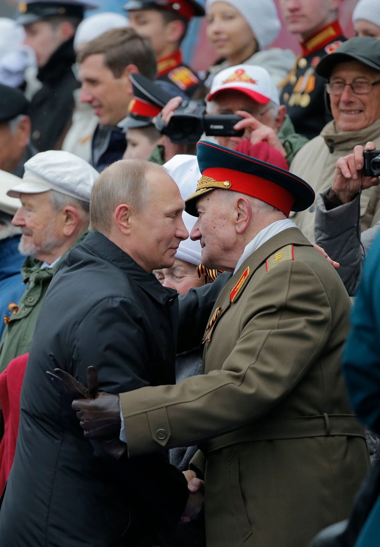 Vladimir Putin si potřásl rukou s veterány druhé světové války.