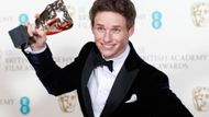 Představitel slavného, tělesně postiženého vědce Hawkinga Eddie Redmayne si odnesl cenu pro nejlepšího herce.