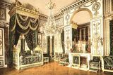 A protože potřeboval i ložnici, nechal si ji udělat v místnosti, kde předtím býval skladován střelný prach. 
(Ložnice císaře Napoleona I. ve Fontainebleau)