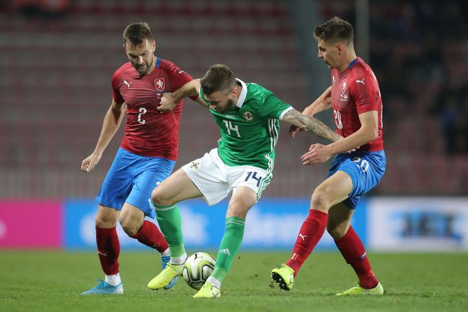 Radim Řezník, Stuart Dallas a Lukáš Masopust v zápase Česko - Severní Irsko