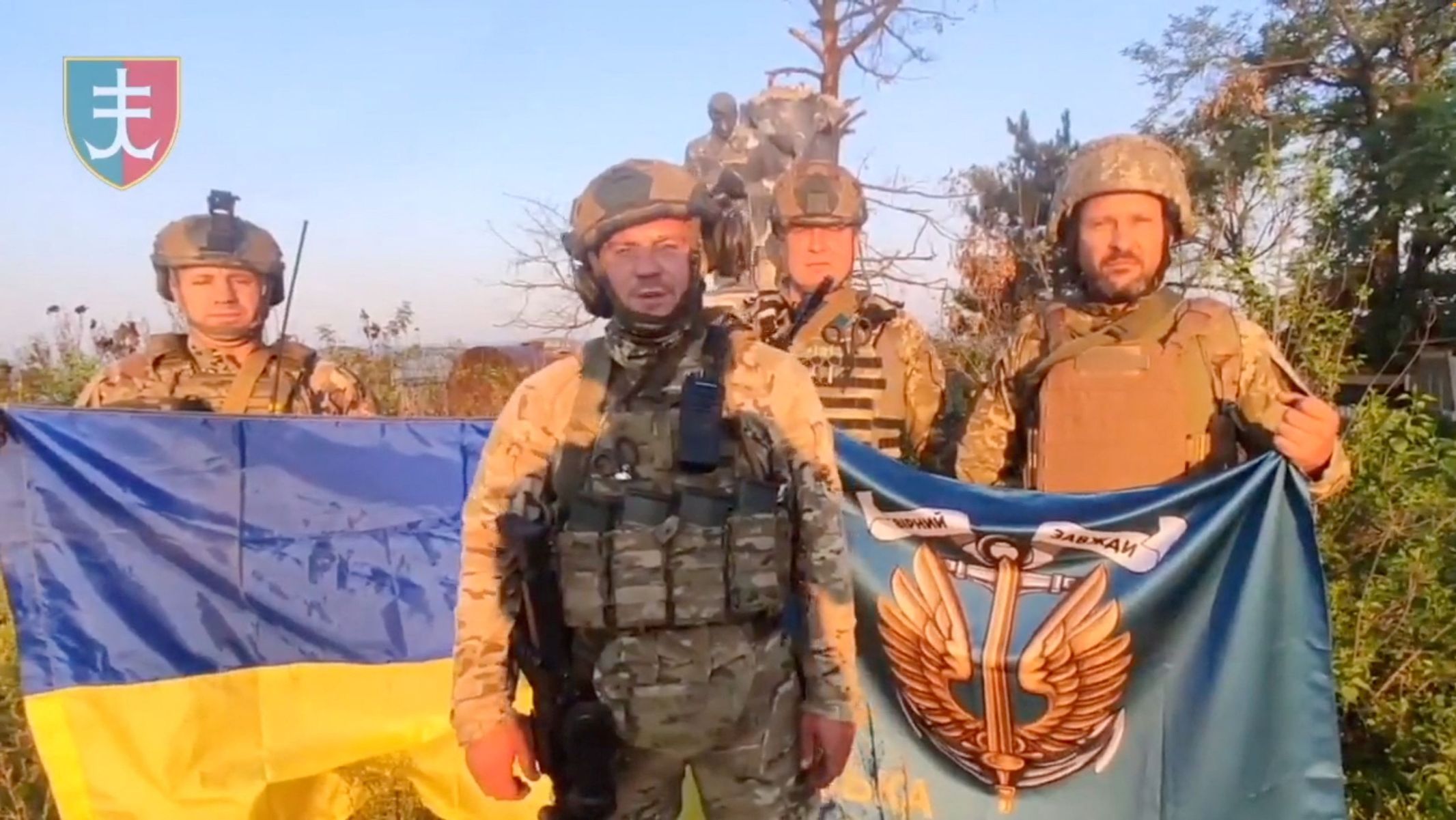 Ukrajinští vojáci pózují v čerstvě osvobozeném Urožajne.