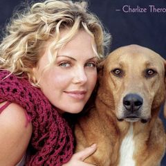 Charlize Theron a Tucker