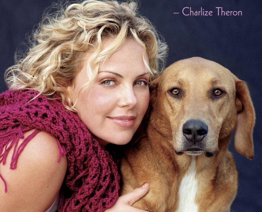 Charlize Theron a Tucker