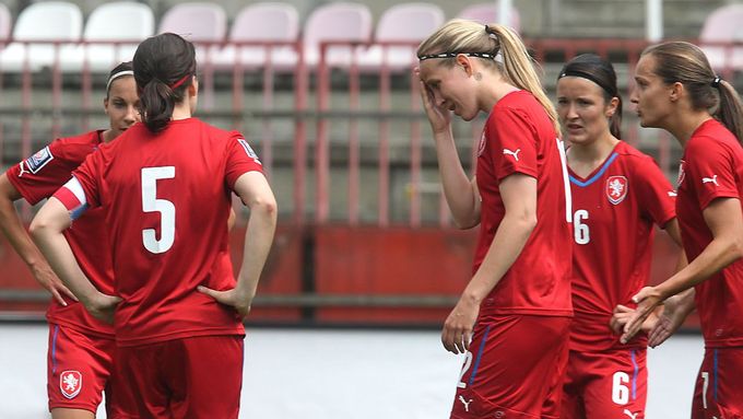 Prohlédněte si fotografie z kvalifikačního zápasu MS mezi českými a italskými fotbalistkami.