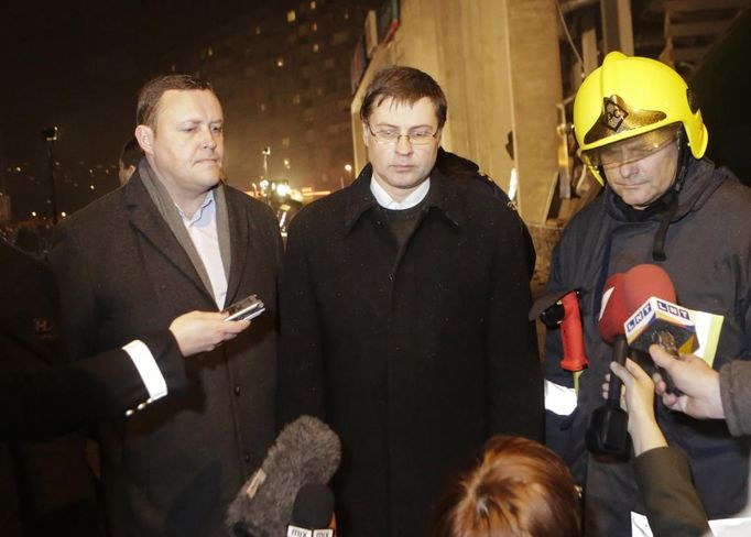 Premiér Valdis Dombrovskis (uprostřed) u zříceného obchodního centra v Rize. Vlevo ministr vnitra Richards Kozlovskis.