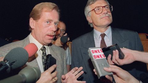 Historik: Klaus pevně zakořenil, Havel neměl sílu ho odvolat