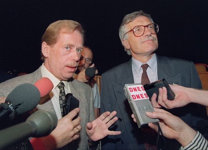 Československý prezident hovoří s novináři po jednání s Václavem Klausem, předsedou ODS 9. června 1992.