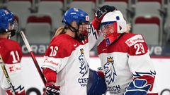 MS v hokeji žen 2021, Česko - Japonsko: Kateřina Mrázová a brankářka Klára Peslarová se radují z vítězství