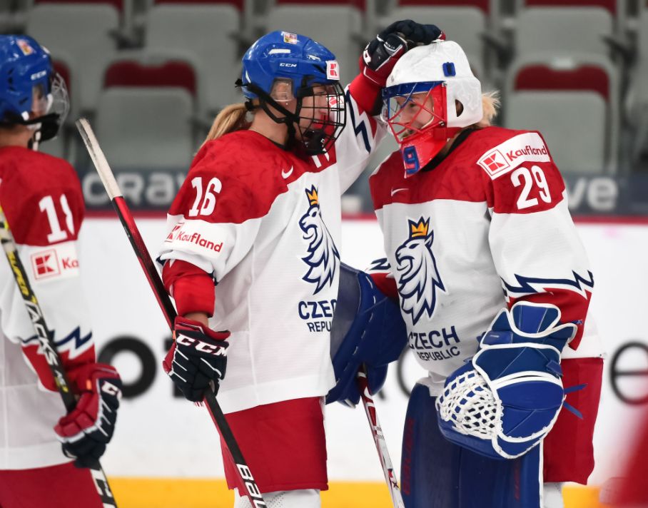 MS v hokeji žen 2021, Česko - Japonsko: Kateřina Mrázová a brankářka Klára Peslarová se radují z vítězství