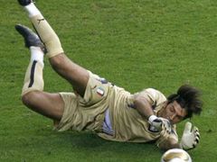 Italský gólman Gianluigi Buffon likviduje jeden z francouzských pokusů při finále MS.