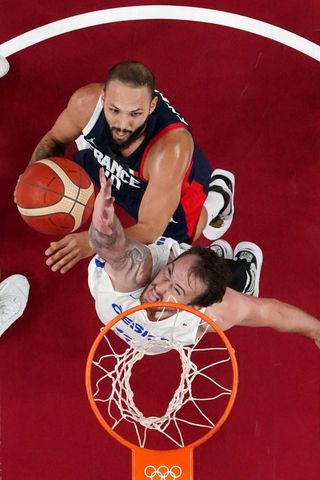 Ondřej Balvín a Evan Fournier  v zápase Česko - Francie na OH 2020