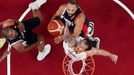 Ondřej Balvín a Evan Fournier  v zápase Česko - Francie na OH 2020