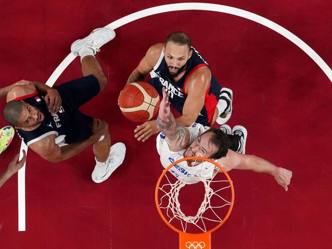 Ondřej Balvín a Evan Fournier  v zápase Česko - Francie na OH 2020