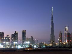 noční panorama Dubaje s nejvyšší stavbou světa Burdž Chalífa