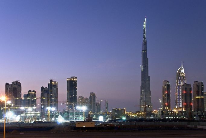 noční panorama Dubaje s nejvyšší stavbou světa Burdž Chalífa