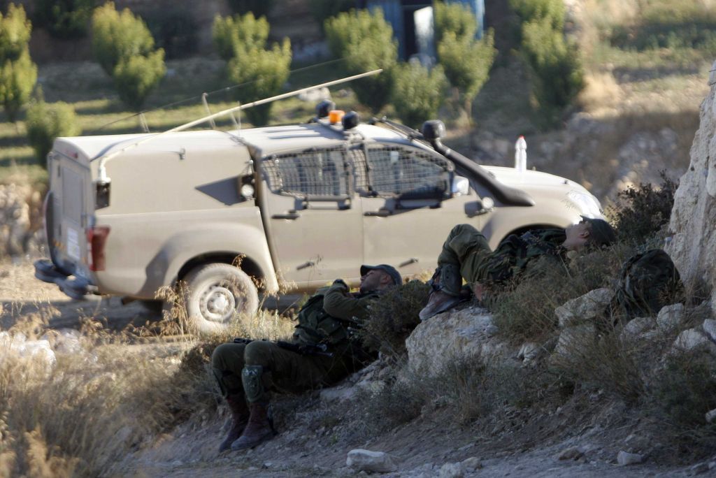 Izraelští vojáci spí nedaleko Hebronu na západním břehu Jordánu.