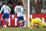 A Higuaín poslouchá - po chybě mexické obrany střílí gól