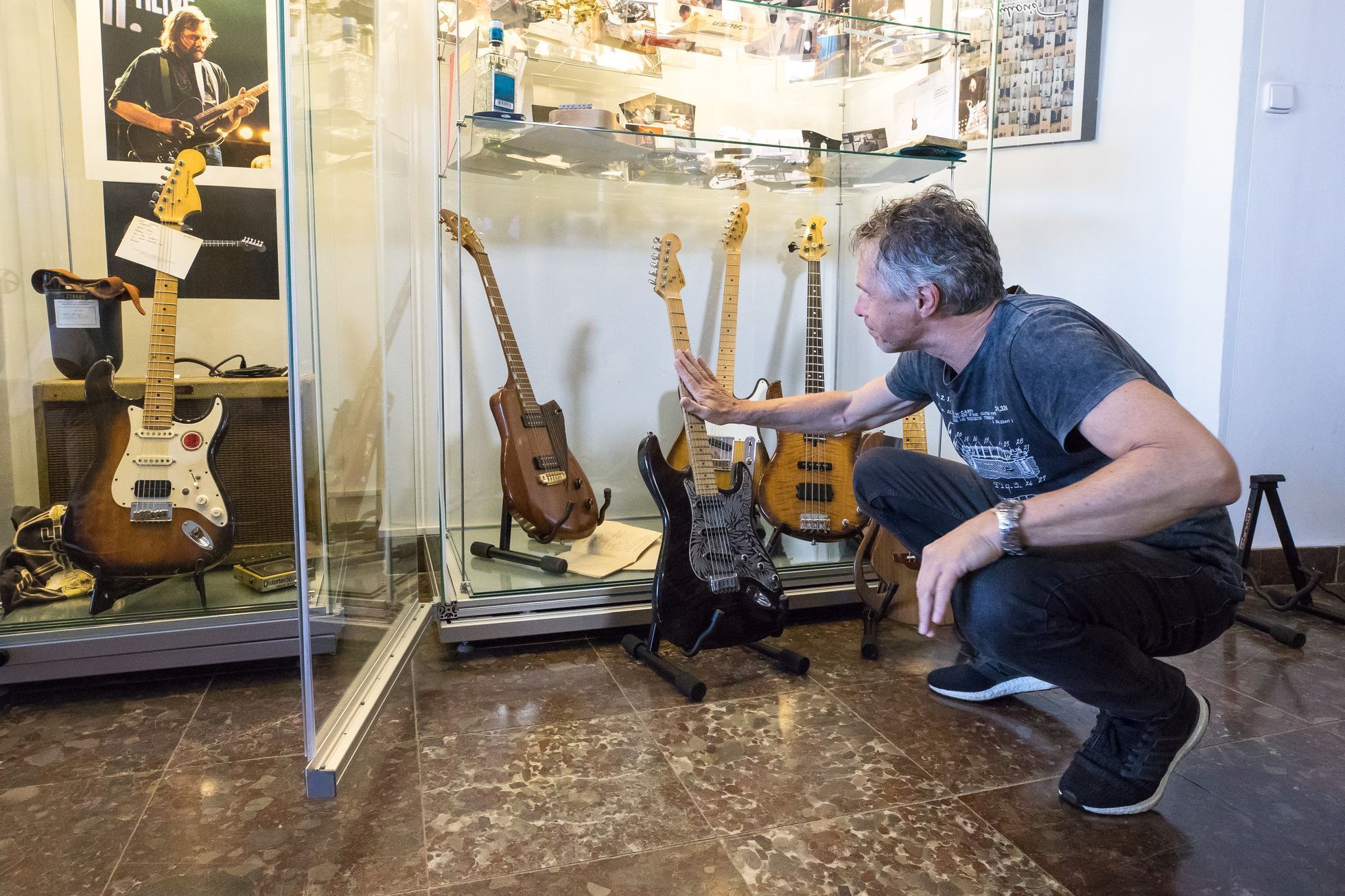 Výstava kytar Petera Jurkoviče, Regionální muzeum Jílové u Prahy - Janek Ledecký