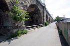 Fotky: Druhý nejstarší pražský most se začal opravovat. Vlaky tu nebudou jezdit tři roky