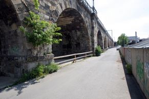 Fotky: Druhý nejstarší pražský most se začal opravovat. Vlaky tu nebudou jezdit tři roky