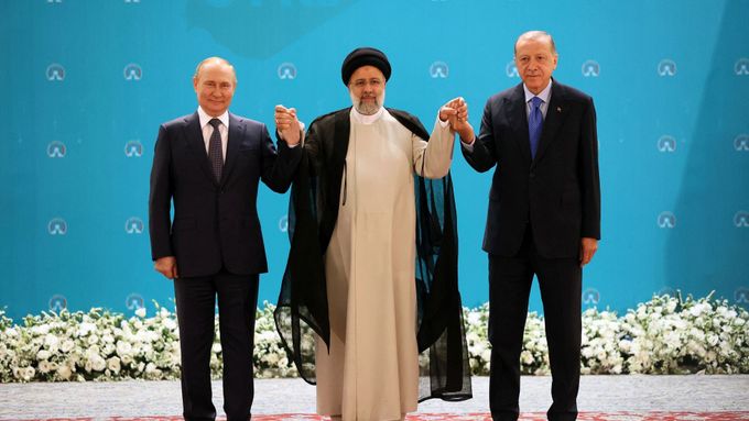 Ruský prezident Vladimir Putin, turecký prezident Recep Tayyip Erdogan a íránská prezident Ebráhím Raísí.