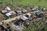 Letecký snímek pořízený pobřežní stráží ukazuje následky řádění tajfunu na Filipínách. O život přišly nejméně čtyři stovky lidí.