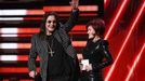 Jednu z cen předali Sharon a Ozzy Osbourneovi. Někdejší frontman skupiny Black Sabbath nedávno oznámil, že trpí Parkinsonovou chorobou.