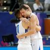 Jaromír Bohačík a Jan Veselý slaví vítězství v zápase ME basketbalistů 2022 v Praze