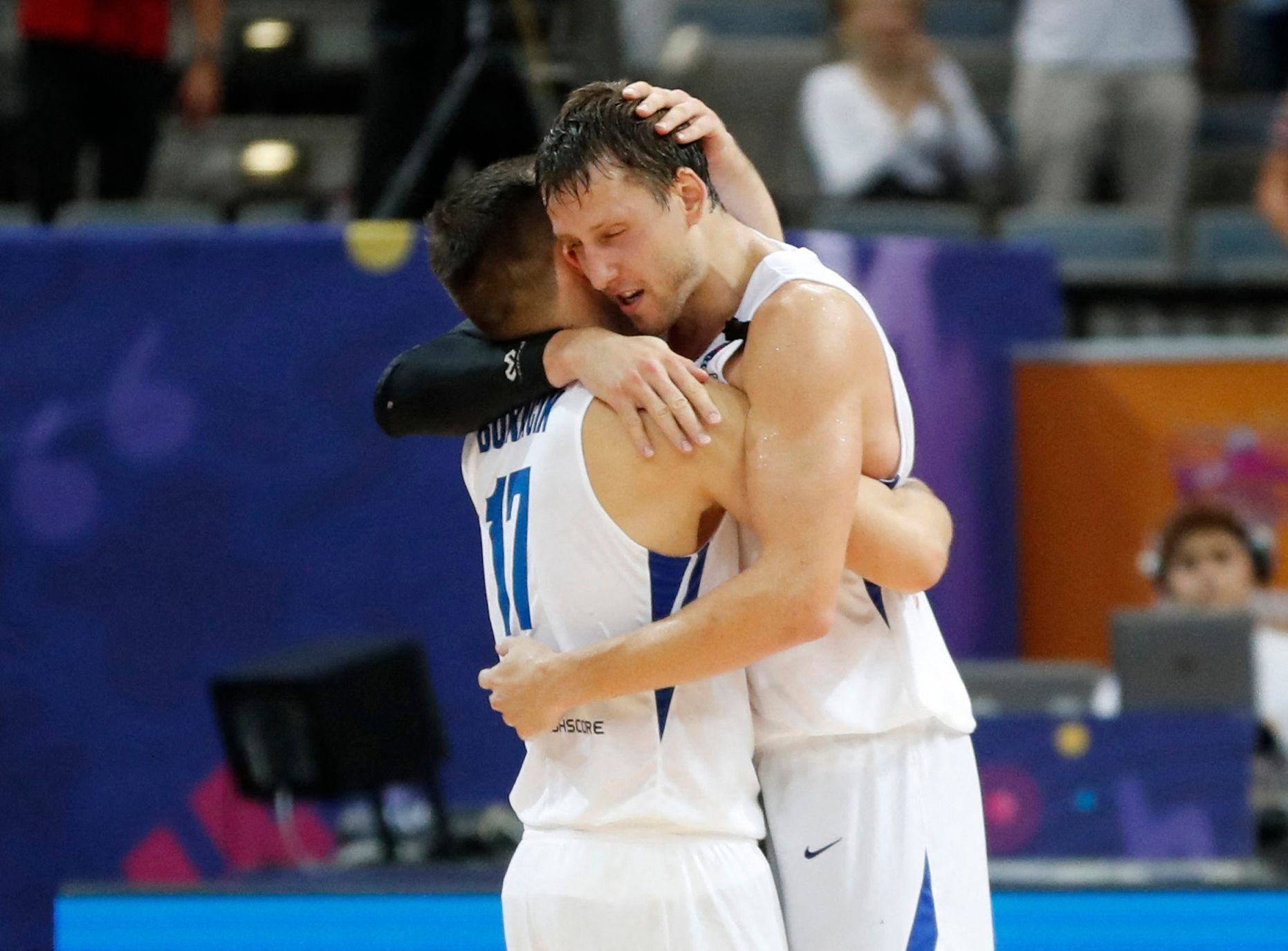 Jaromír Bohačík a Jan Veselý slaví vítězství v zápase ME basketbalistů 2022 v Praze
