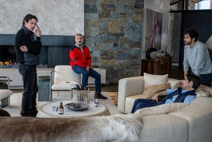 Cory Michael Smith, Steve Carell, Jason Schwartzman a Ramy Youssef ve filmu Mountainhead.