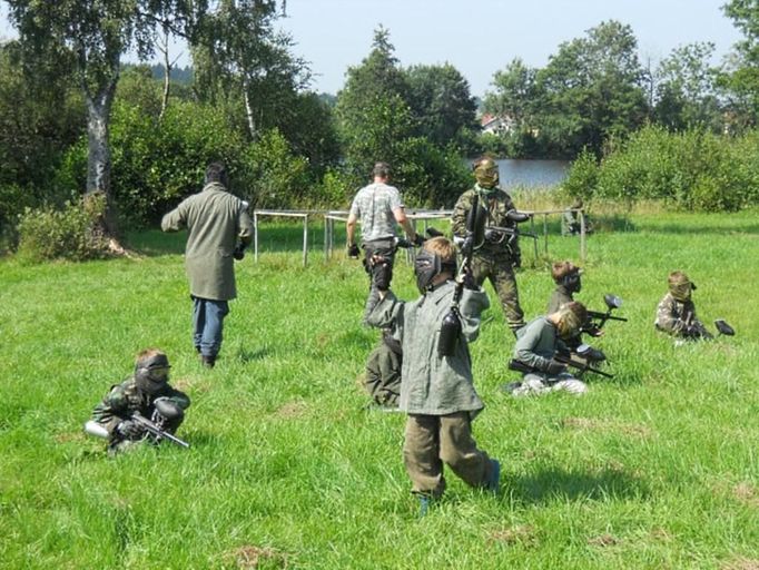 Na některý tábor mohou i otcové s dětmi. Pořádně si zastřílí a získají společné zážitky.