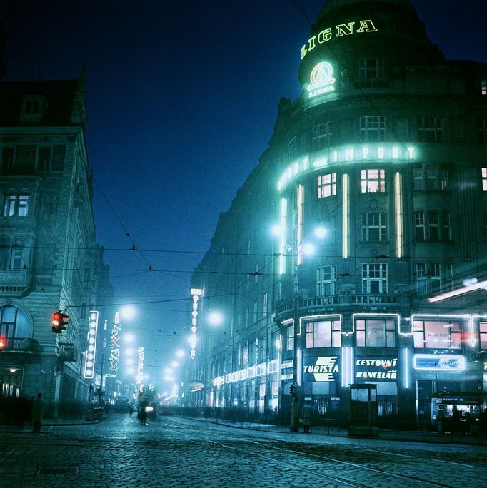 Pohled na rozsvícené  reklamní neony na rohu Vodičkovy ulice u Václavského náměstí, Praha , rok 1962