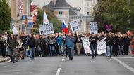 Radikálové se svolavatelem demonstrací na Šluknovsku Lukášem Kohoutem, který v minulosti proslul jako falešný asistent poslance Jana Kavana. Tahle si asi organizátor protest nepředstavoval.